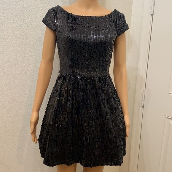 Arden B Size 4 Black Sequin Scoop Neck  Short Sleeve V Back Netting Mini Dress - Picture 3 of 13